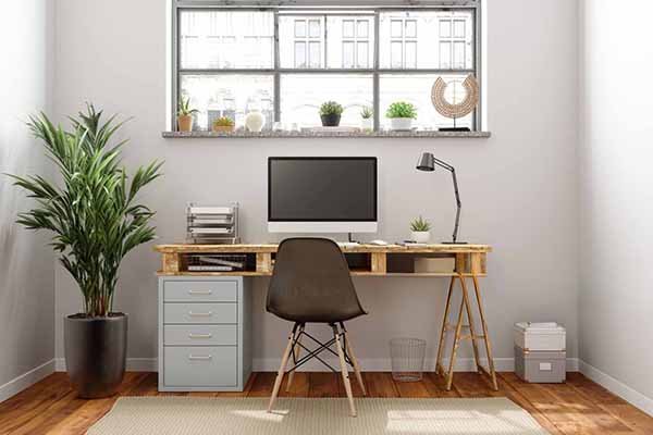 Un bureau de télétravail en palettes.