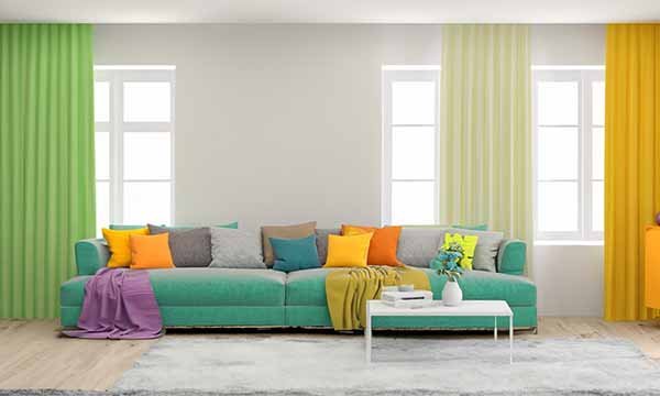 Touches de couleurs vives dans un salon tendance déco.