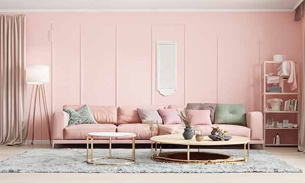 Un salon couleur rose pastel