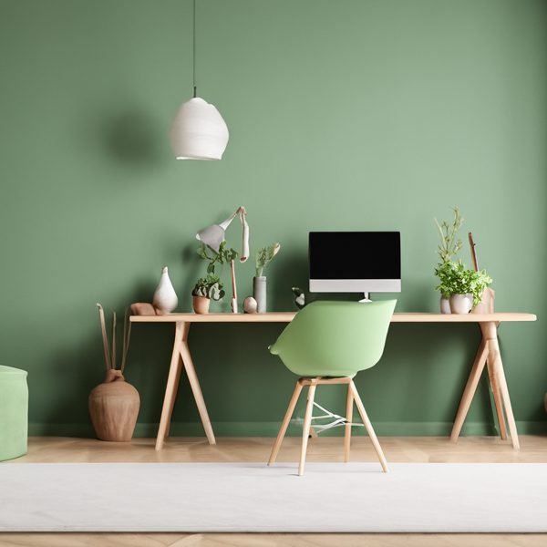 Un poste de télétravail couleur vert sauge.