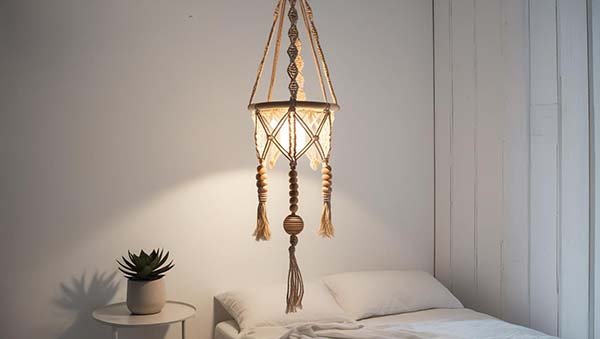 Suspension en macramé DIY style bohème dans une chambre.